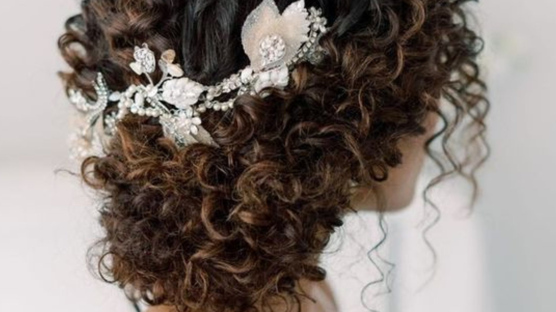 Peinados para novias e invitadas con pelo rizado