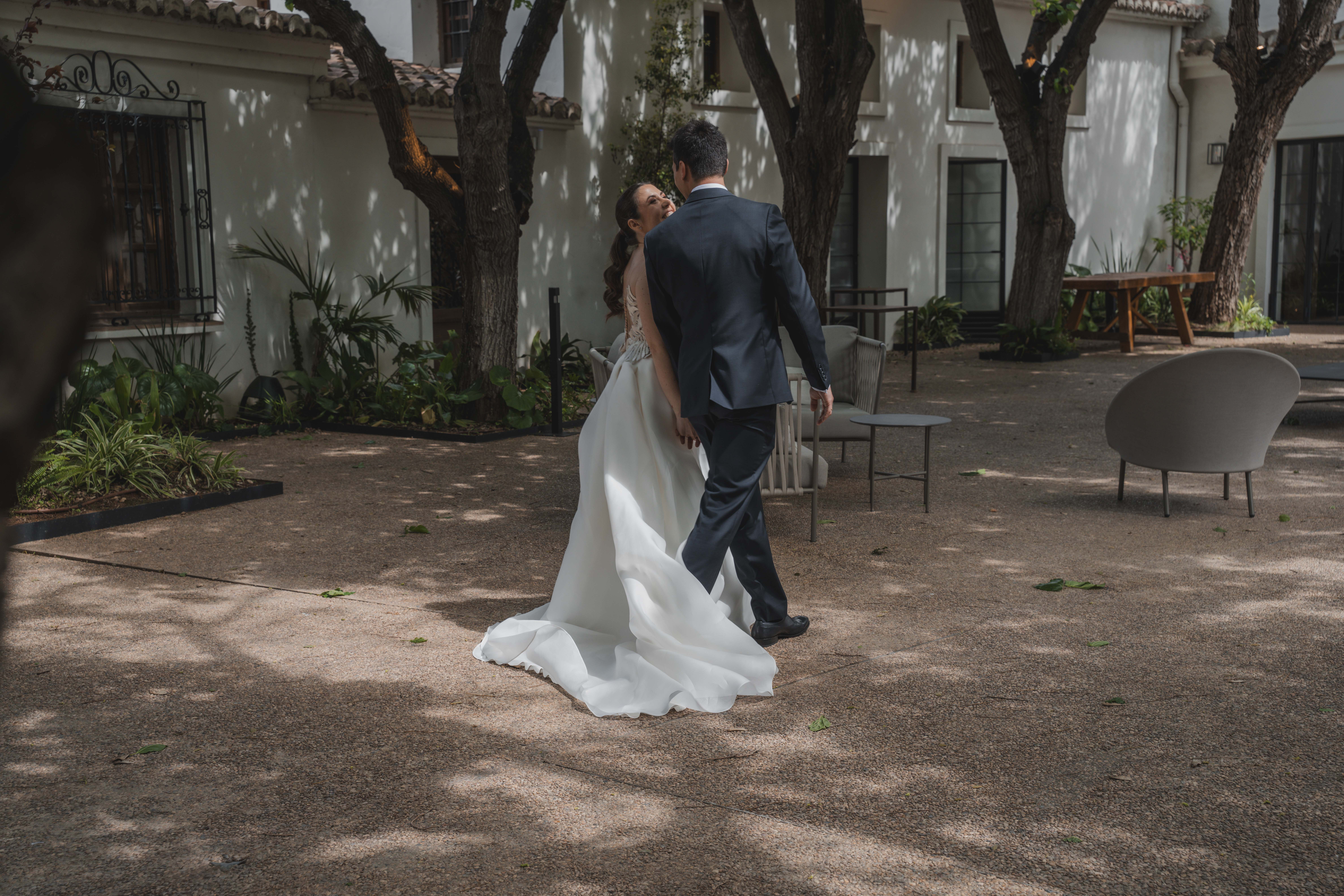 Vestidos de novia con estilo Boho y toques de color